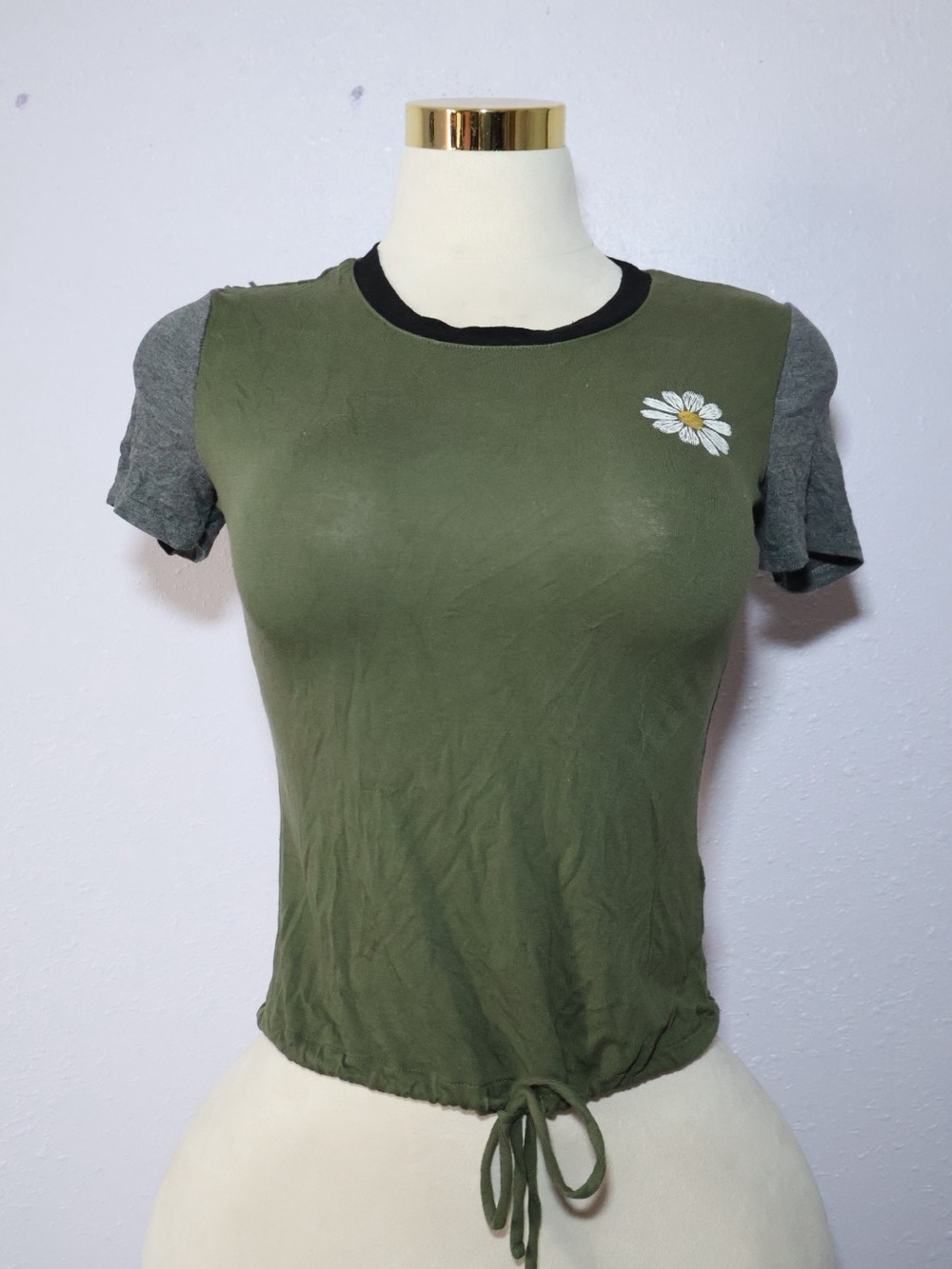 No Boundaries Olive Green & Gray Daisy Drawstring Tee
